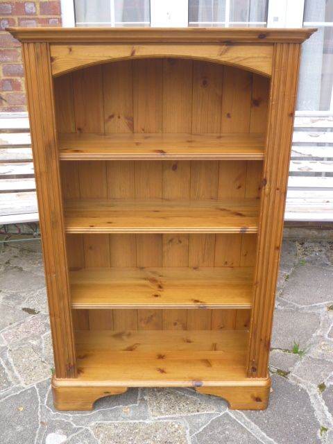 Solid Pine Wood Bookcase with 3 Shelves – Very Good Condition