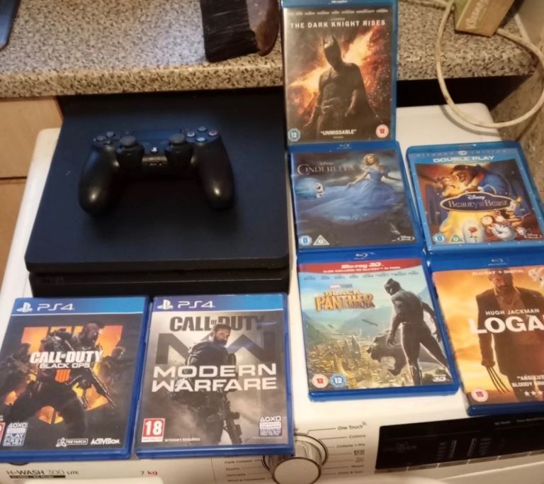 PS4 with one controller 