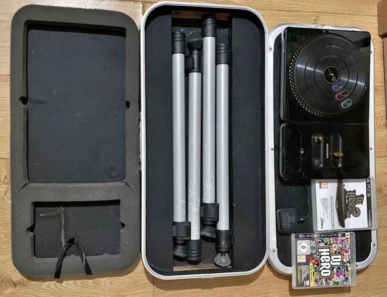 PS3 Dj hero 1 & 2 renegade edition turntable & legs & dongle