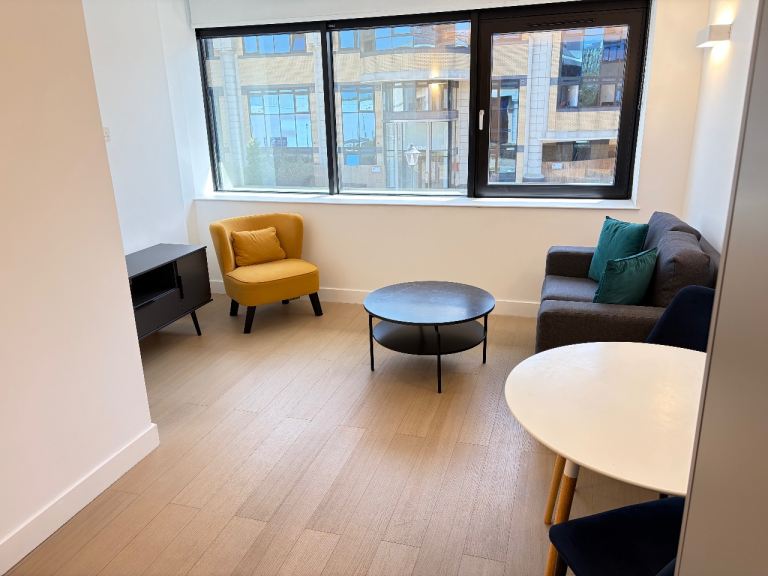 Modern 1st Floor 1 Bed Flat Open Plan Gardens Car Park Very Near Rail Bus Tesco Park