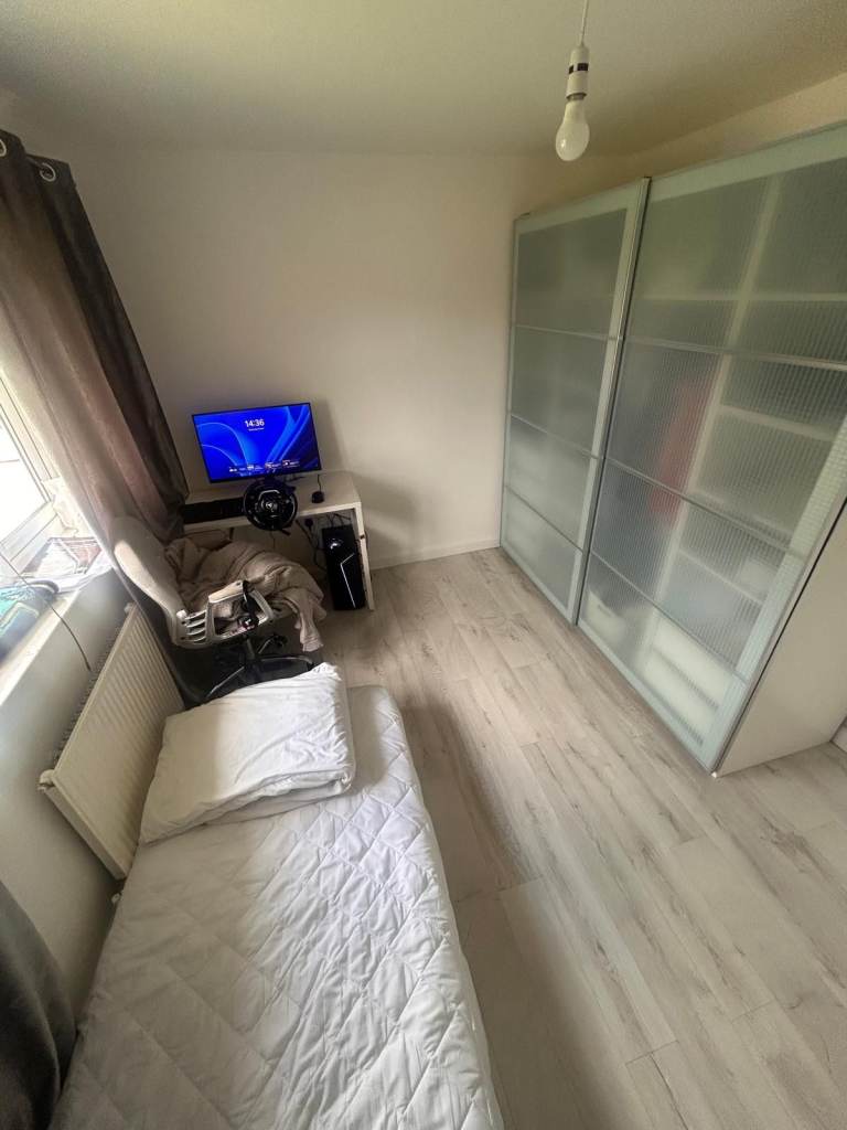 LU4 LARGE ROOM AVAILABLE BILLS £550 BILLS INCL
