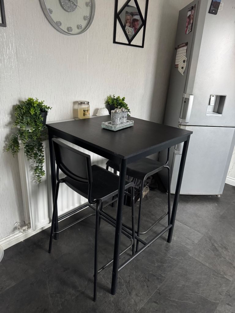 Bar table and 2 chairs 