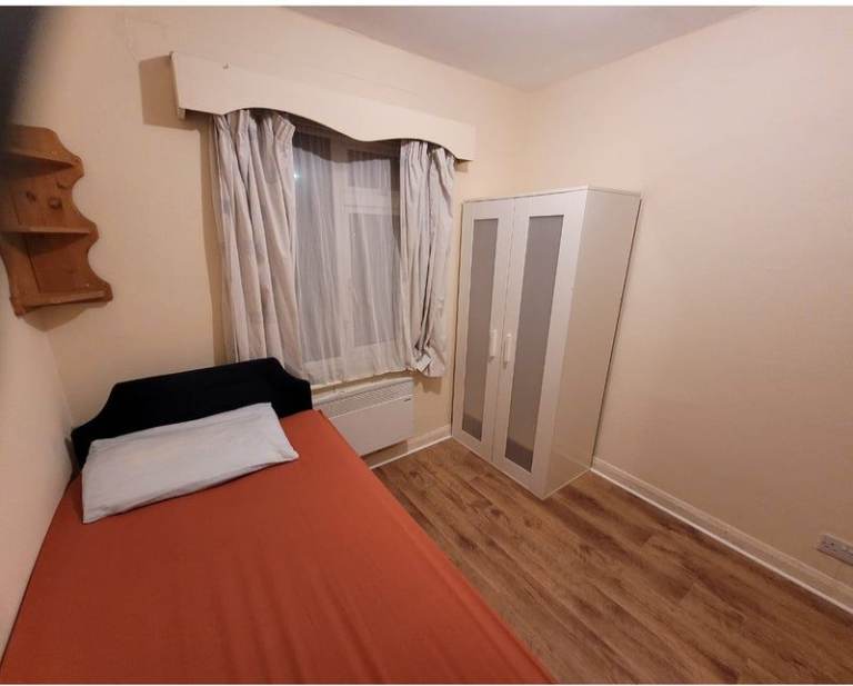 Spacious & Cosy Ensuite Room for Rent in - SL1 5EA