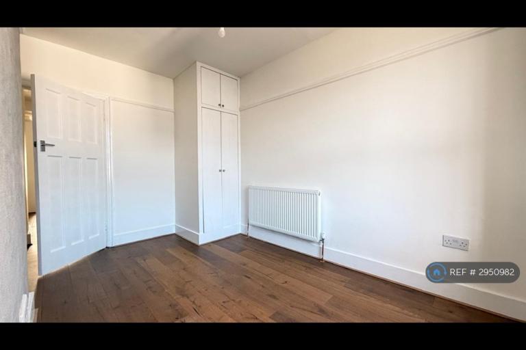 1 bedroom flat in Tooting High St, London, SW17 (1 bed) (#2950982)