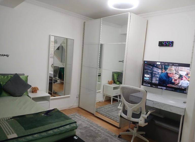 Spacious Double Room to Rent – Family Home (Single Professional Only)