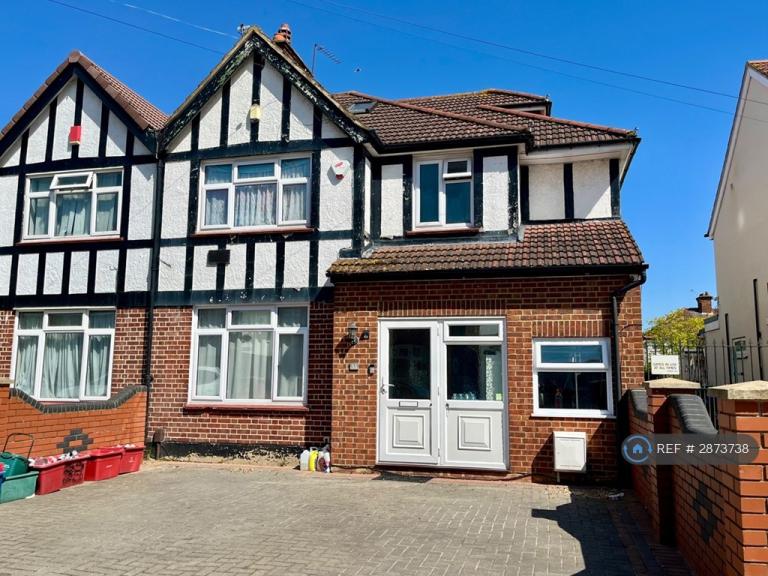 4 bedroom house in Meadow Waye, Hounslow, TW5 (4 bed) (#2873738)