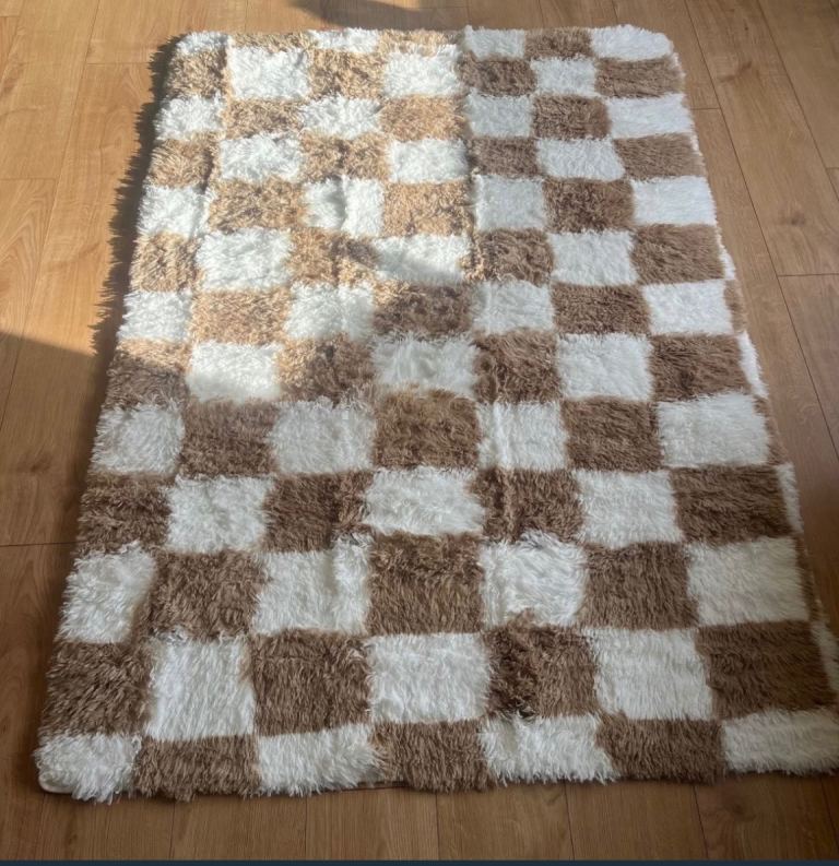 Brown and White Rug 120x180cm Checkered Thick Soft Fluffy pile. Unused.