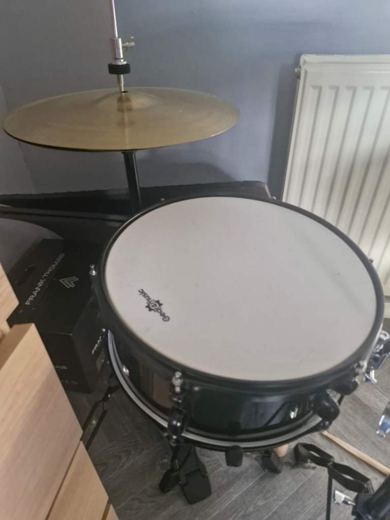 Gears4music drum kit with sticks