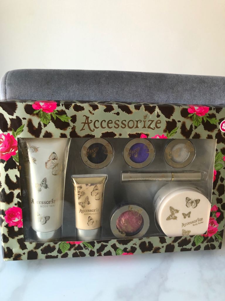  New Accessorize make up gift set 
