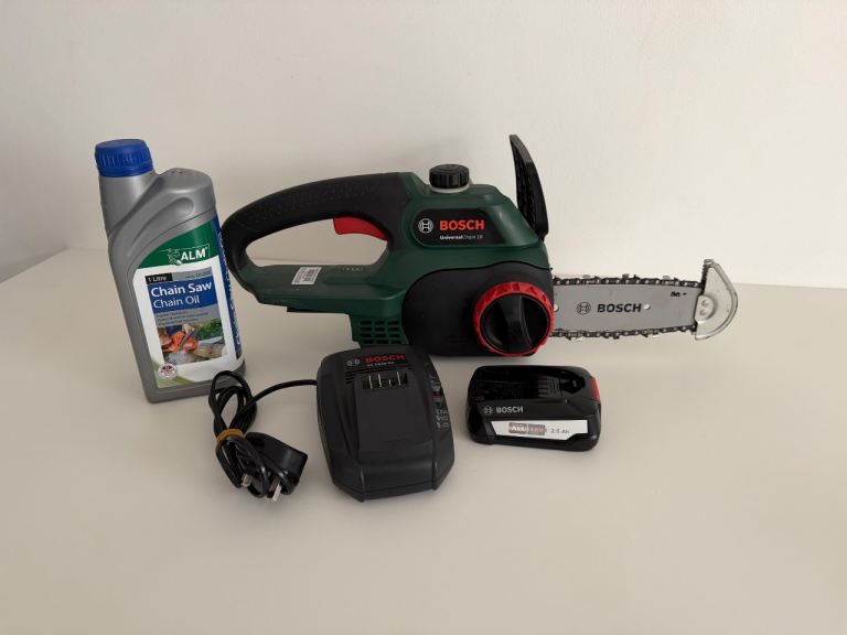 Bosch Universal Chain 18 - Cordless Chainsaw with battery, charger & oil