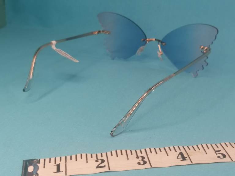 Very nice, stylish Women's Sunglass butterfly style. Brand new.
