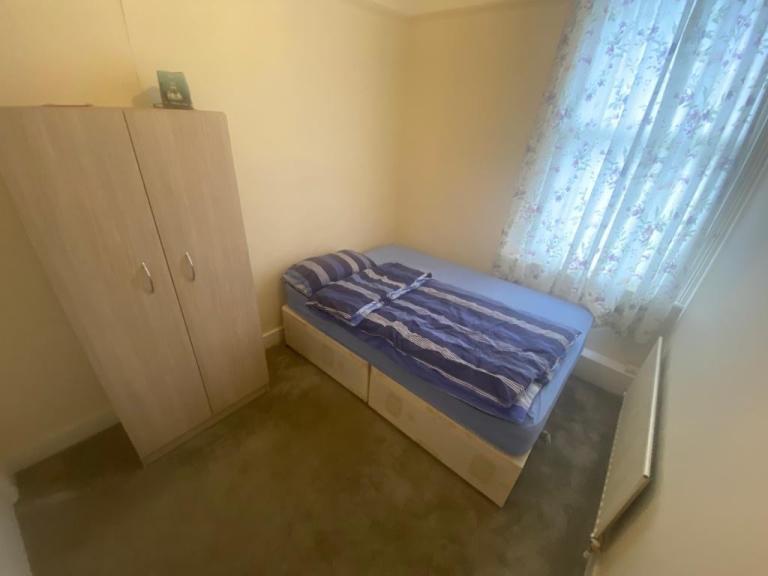 Double room house sharing with single professional female . Inclusive of all bills £700pcm. CR0 1HL.