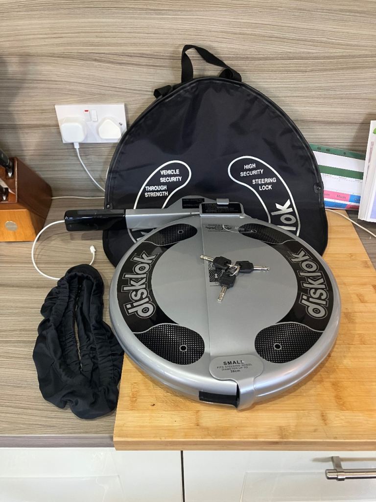 Disklok  Steering Wheel Lock - Small - 3x keys + Case + Steering Wheel Protector