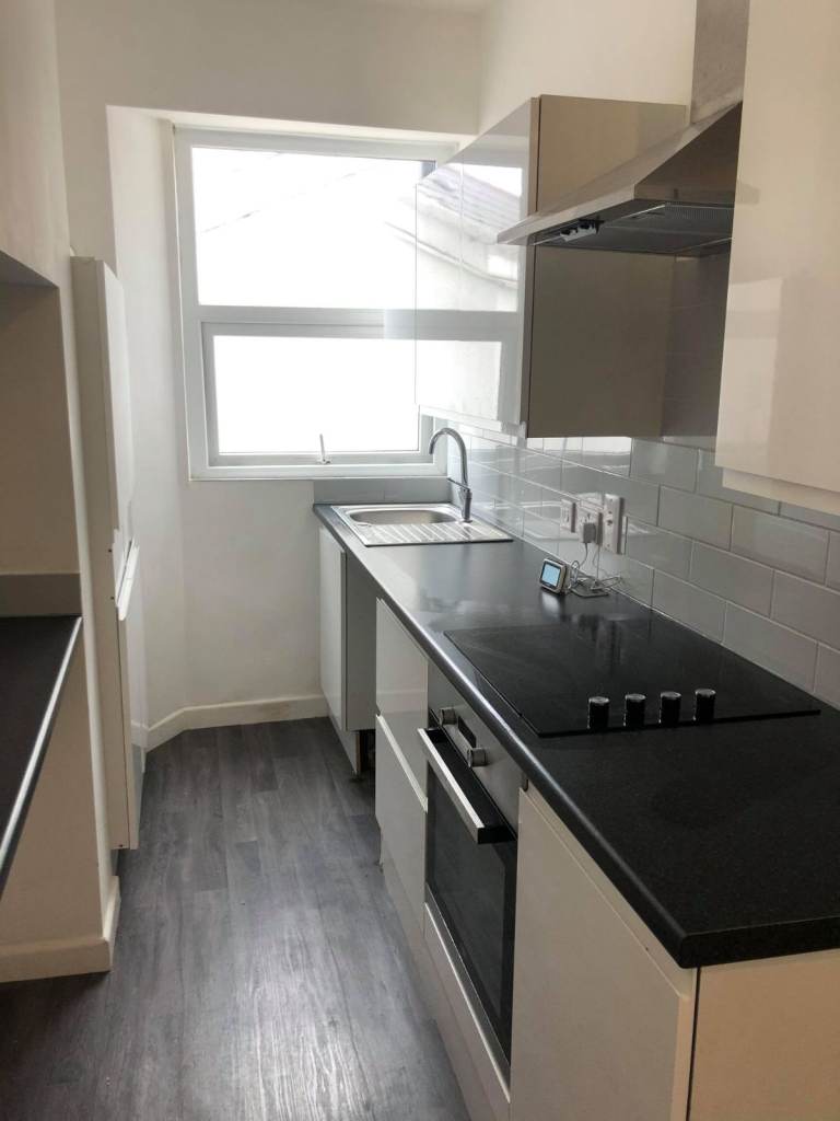 One bedroom 1st floor flat in Stoke Village