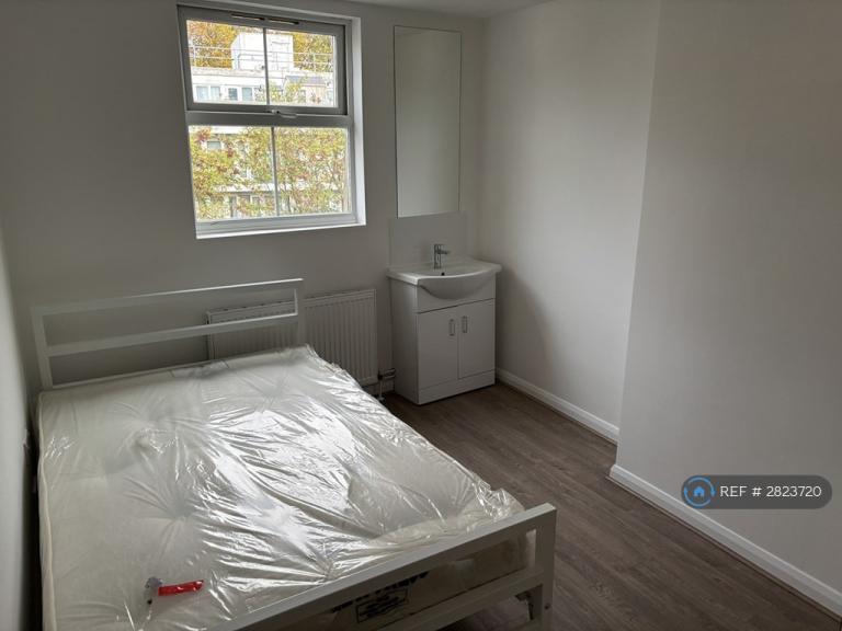1 bedroom in Queens Crescent, London, NW5 (#2823720)