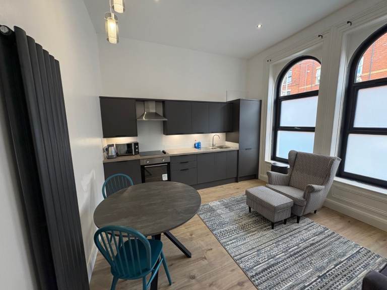 Very Well Finished Luxury Two Double Bedroom Apartment in the Trendy Botanic Area of the City Centre