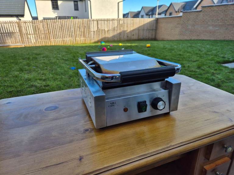 Nisbets Essentials Single Cast Iron Plate Contact Grill (Ribbed/Flat) - 1.8kW