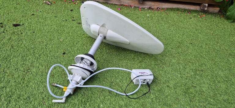 STATUS 530 digital antenna with booster for camper caravan motorhome boat.
