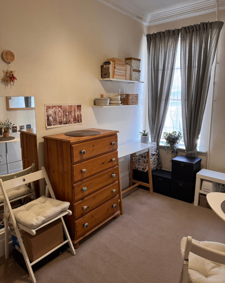 LARGE DOUBLE EN SUITE BEDROOM + VESTIBULE ROOM