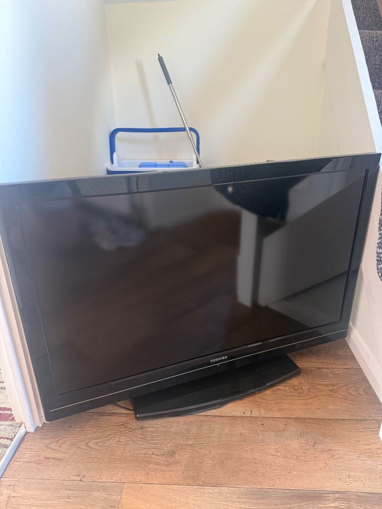 42” TOSHIBA TELEVISION 