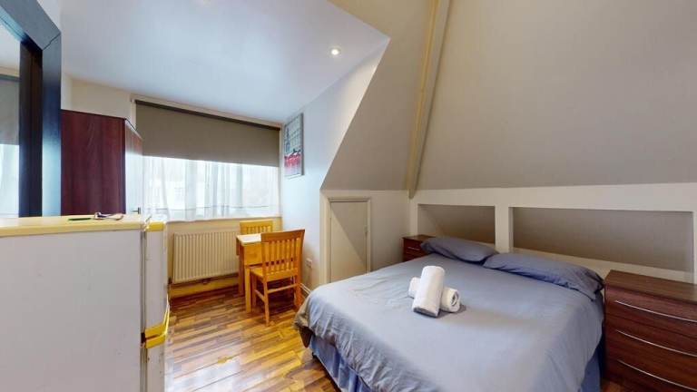 Room to rent on Chatsworth Road, London