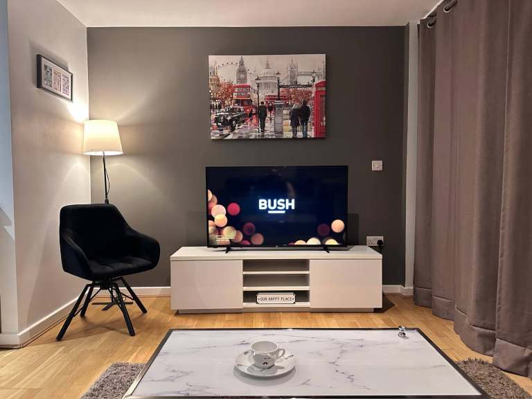STUNNING HIGHBURY ONE-BED | EMIRATES VIEWS | WATER BILLS INCLUDED | ACT FAST!