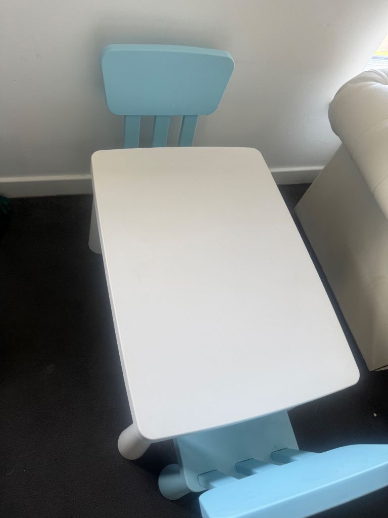 kids table and chairs 