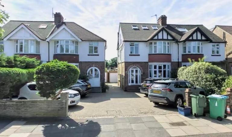 4 bedroom end-terrace house