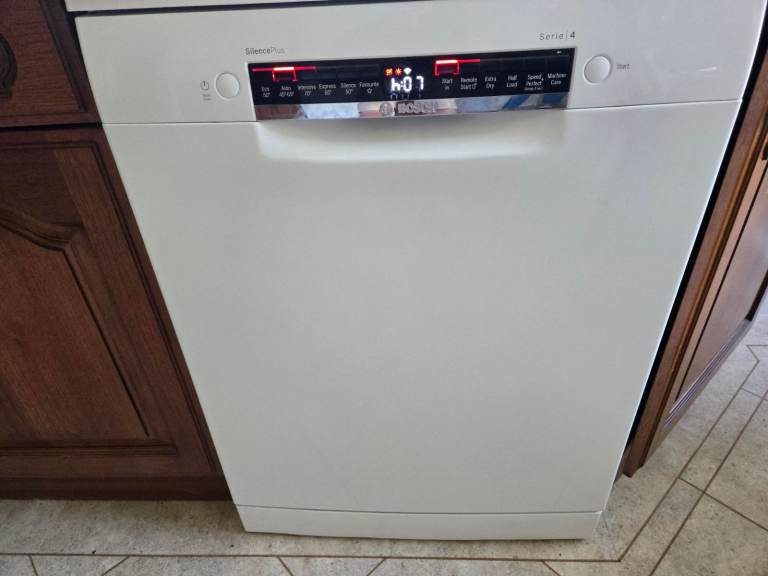 Bosch Series 4 Dishwasher - Nearly new