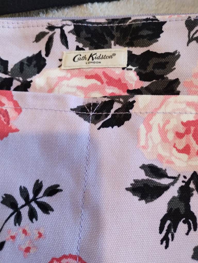 Cath Kidston Messenger Bag Purple with roses in Excellent Condition 
