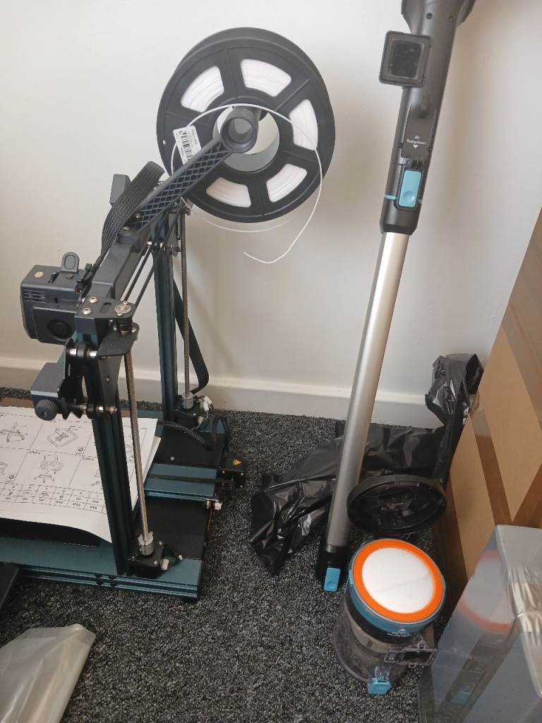 3D Printer with White Filament – Good Condition
