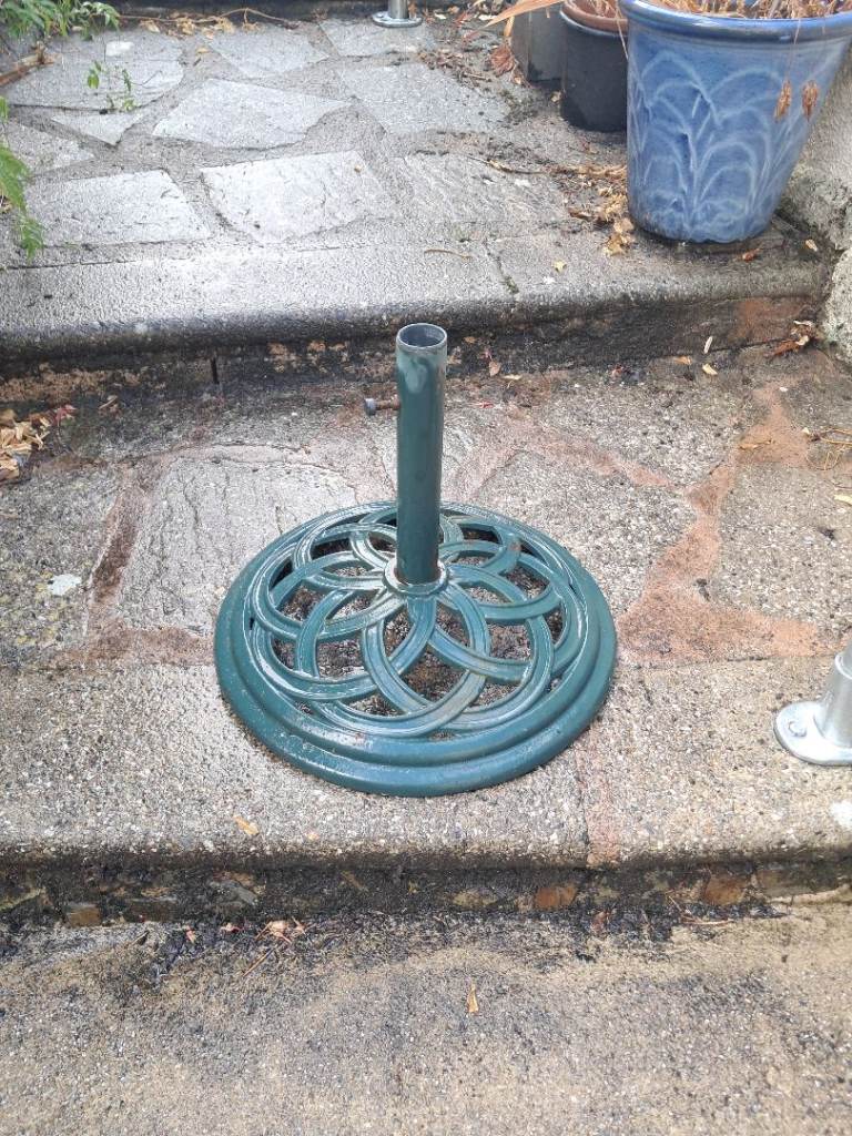 Green Metal Parasol Base – Good Condition