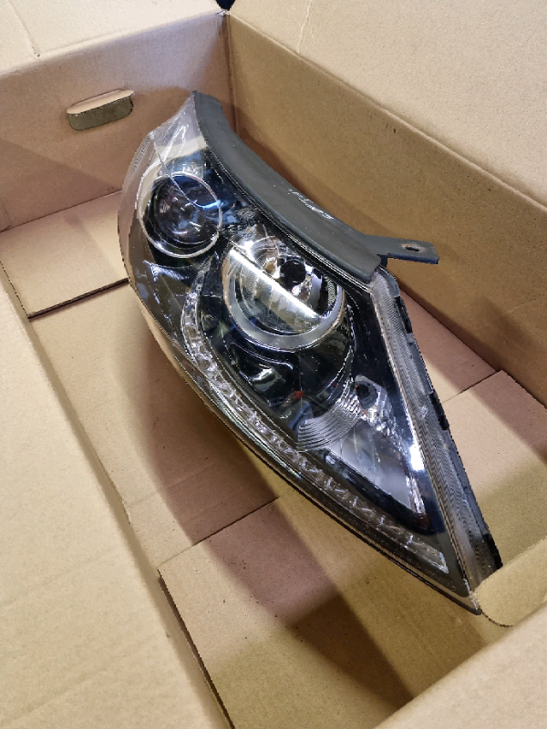 Kia Sportage Xenon headlights. 2010 to 2014