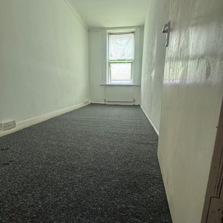 3 bedroom large flat in Strood with off road parking