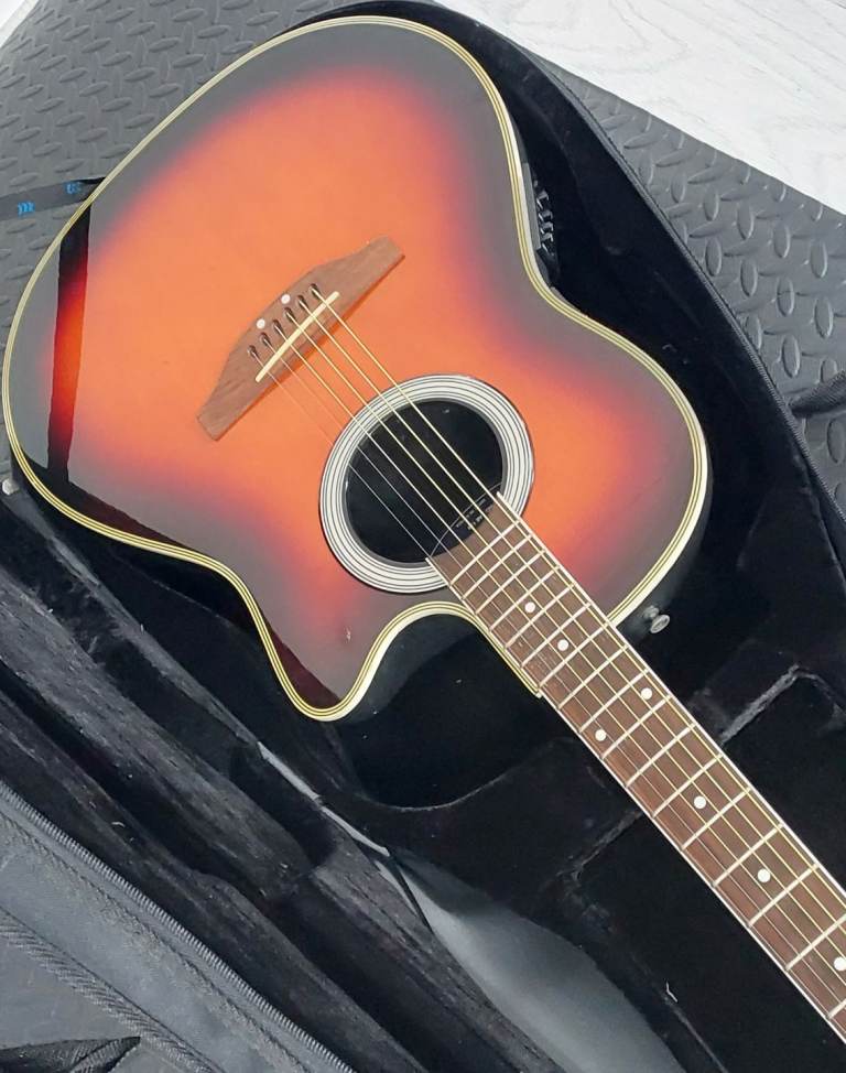 Ovation Applause Bowl Back Guitar With Hard Foam Case