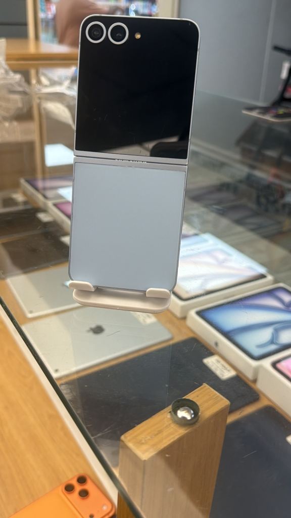 Samsung flip 6  – Blue, As Good As New 512 gb 