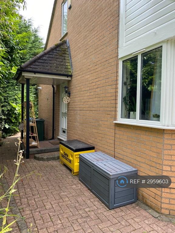 2 bedroom flat in Suffolk Road, Altrincham, WA14 (2 bed) (#2959603)