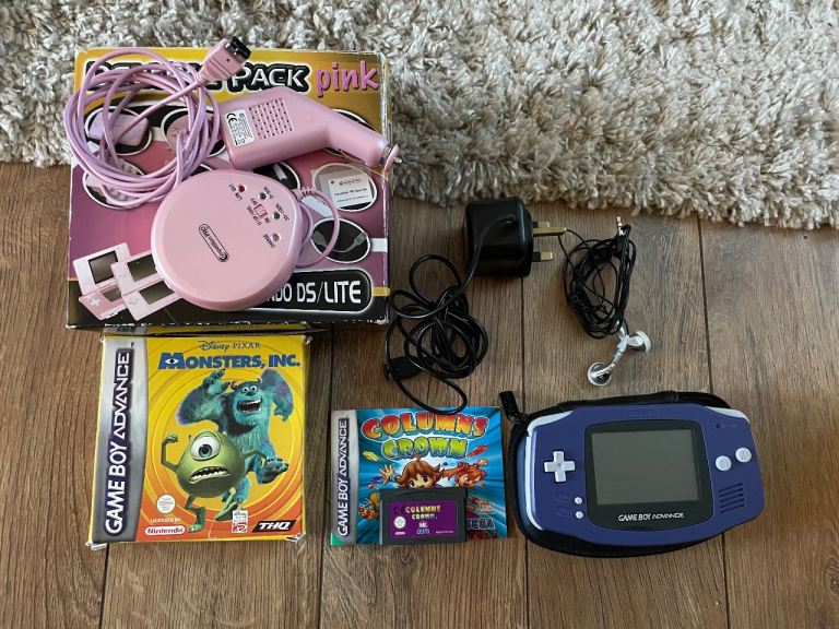 Nintendo Game Boy Advance in good working condition Comes of carrying case 