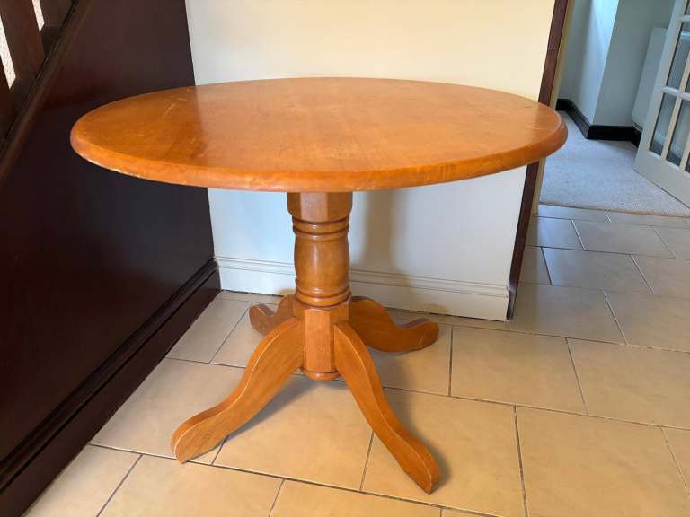 Round pine table