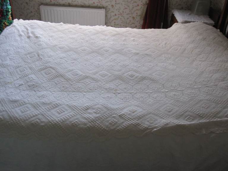 VINTAGE/ANTIQUE LACE BEDSPREAD/TABLECLOTH?