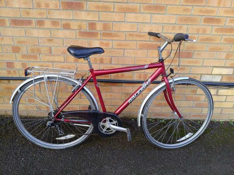 Raleigh 120 Pioneer Hybrid bike in good condition with good reflective tyres, rear rack carrier
