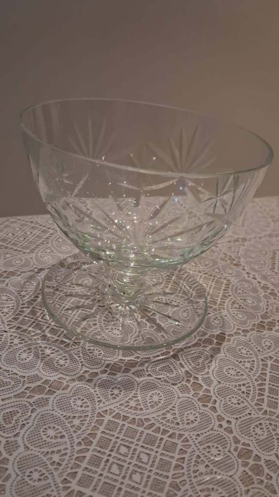 6 Glass Dessert Bowls with Starburst Pattern – Good Condition