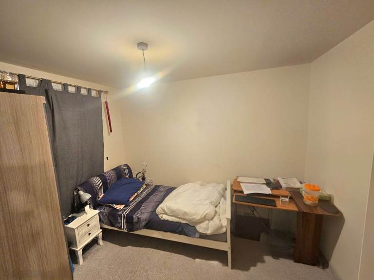 Double Bedroom for Rent in Swindon – Near Greenbridge Shopping Centre (All bills included)  