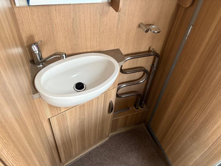 STERLING ECCLES AMETHYST -TWIN AXLE- FIXED BED + SIDE DINETTE + MOTORMOVER