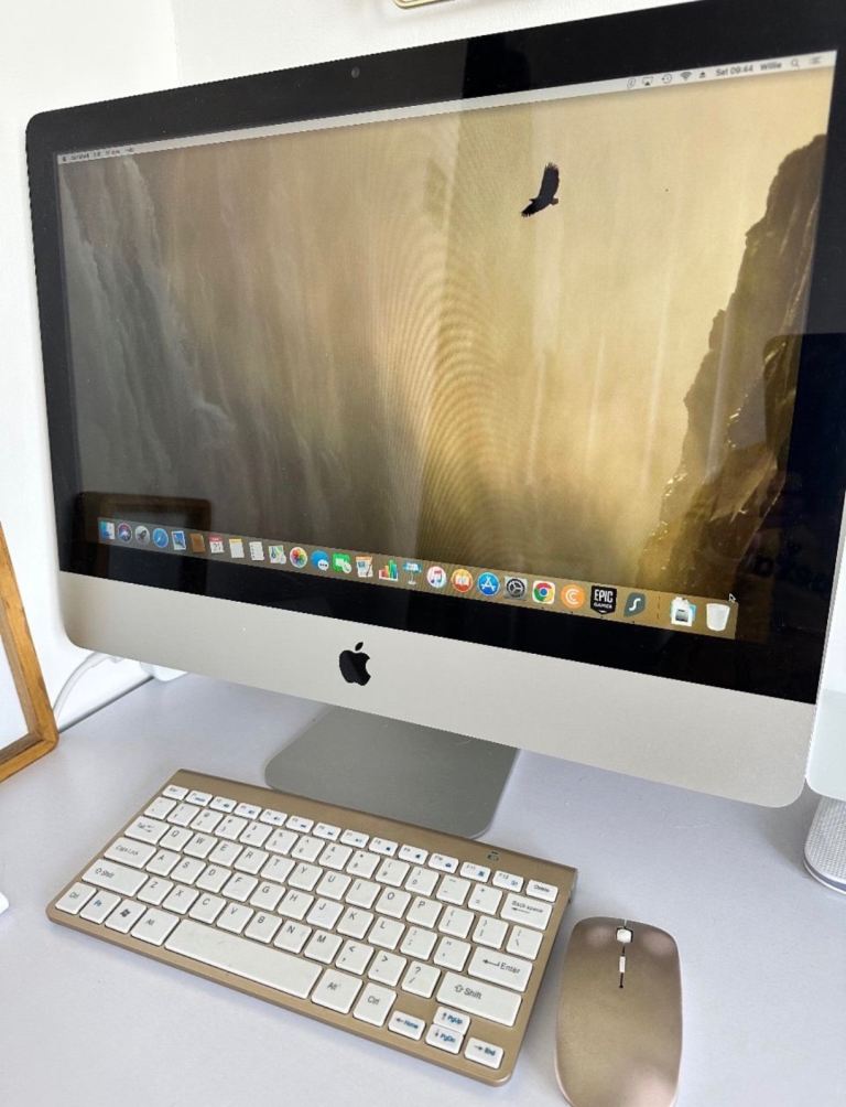 Apple iMac 21.5-inch (2011) with 8GB RAM + Keyboard & Mouse