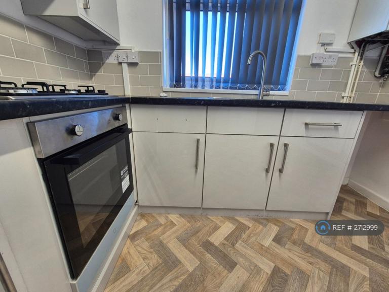 1 bedroom flat in Seafield Road, Wirral, CH62 (1 bed) (#2712999)