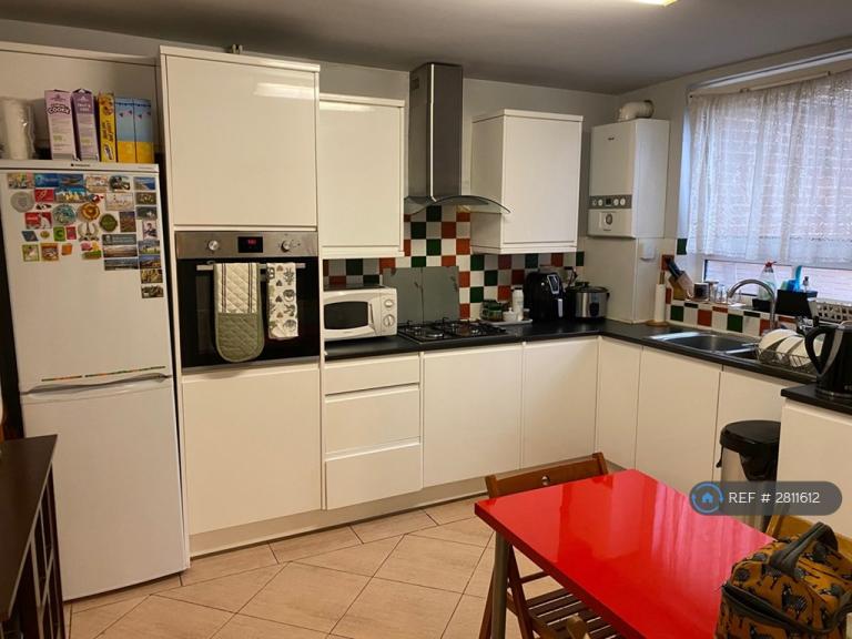 3 bedroom flat in Wallis Close, London, SW11 (3 bed) (#2811612)