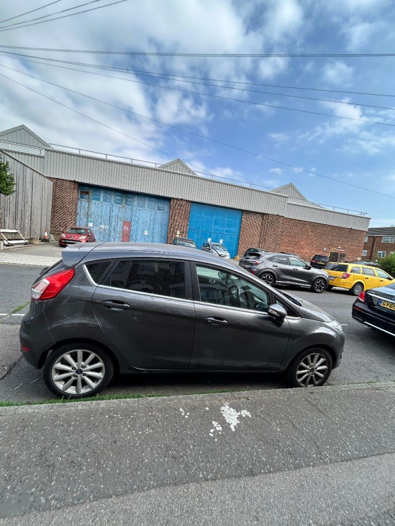 Ford, FIESTA, Hatchback, 2015, Semi-Auto, 1597 (cc), 5 doors