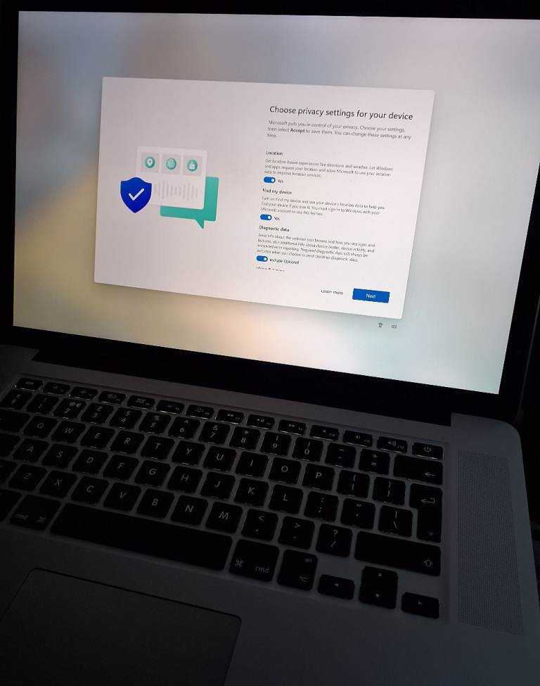 Apple MacBook Pro 15 ( Ventura OS 13.7.1 and Windows 11 enterprise) dual boot up 