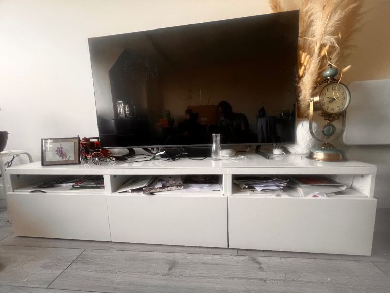 Ikea Besta burs TV unit white gloss with glass top